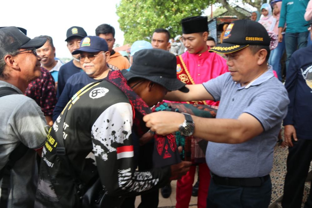 Menyambut secara langsung kedatangan Tim Ekspedisi Milir Berakit dari Kabupaten Sarolangun di Kawasan Tanggo Rajo Jambi, Sabtu (07/01/2023).