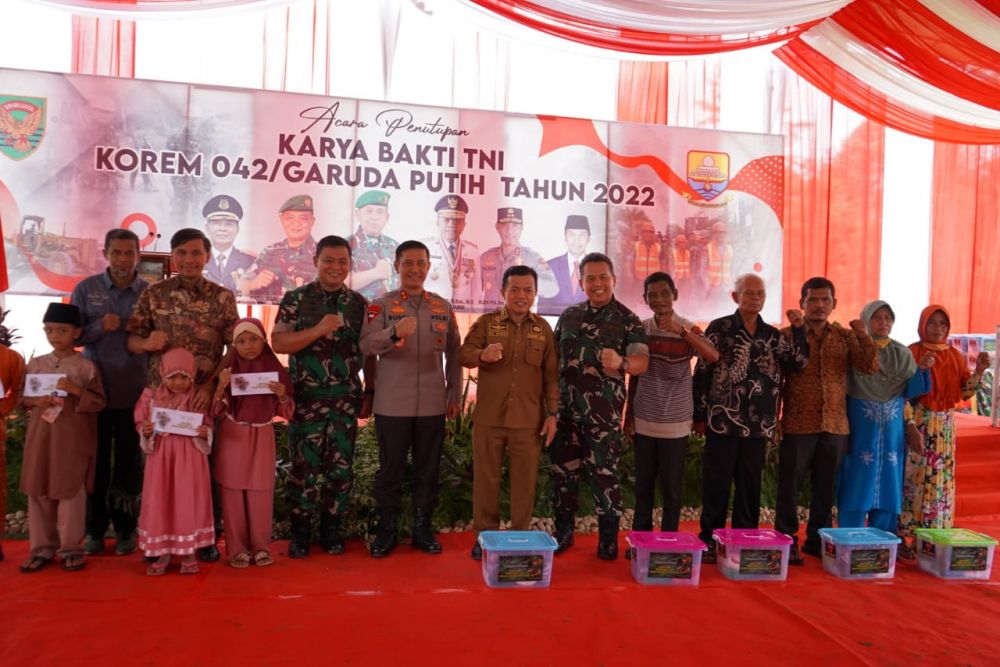 Penutupan Karya Bhakti TNI Korem 042 / Garuda Putih, bertempat di Desa Kilangan Kecamatan Muara Bulian Kabupaten Batanghari, Sabtu (07/01/2023).