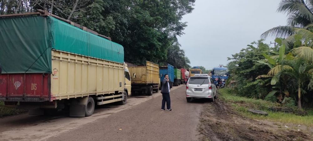Wahyudi saat membantu mengurai kemacetan yang terjadi