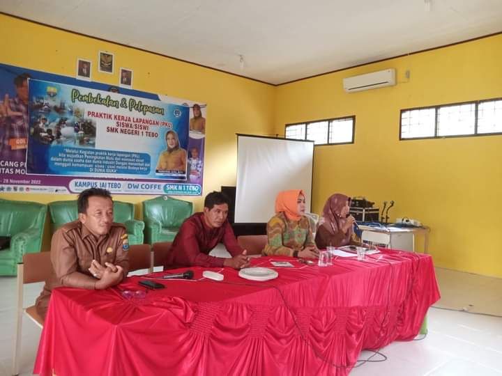 Kepala SMKN 1 Tebo didampingi ketua Komite dan majelis guru saat rapat dan melepas anak didik yang berangkat Prakerin
