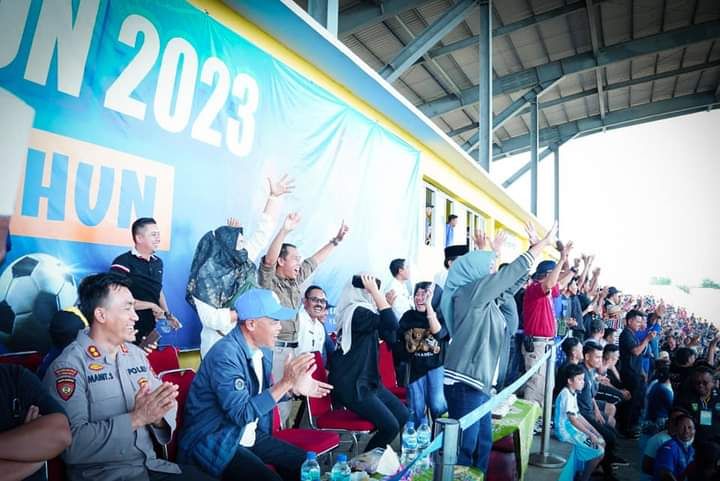 Pj Bupati berserta istri dan kepala OPD menyaksikan pertandingan Tebo vs kota Jambi 