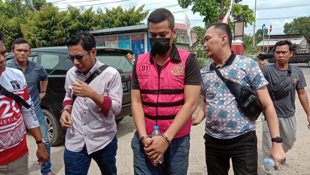 Kasi Pidsus Kejari Tebo, Wawan Kurniawan bersama Kasi Intel Kejari Tebo Ari Chandra Pratama mengantarkan Musashi ke Lapas Tebo