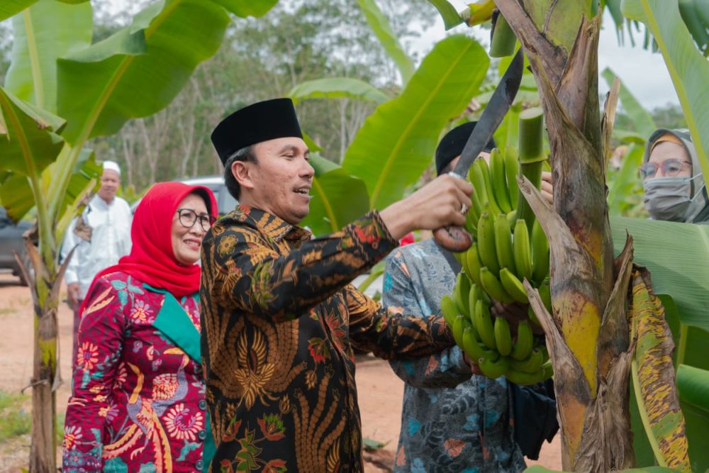 Ketua DPRD Provinsi Jambi Edi Purwanto bersama Anggota Komisi V DPR RI yang juga Ketua DPP PDI Perjuangan Sri Rahayu menyambangi Pondok Pesantren Irsyadul Ibad yang berada di Simpang Kubu Kandang Kecamatan Pemayung Kabupaten Batanghari Kamis (19/1/2023).