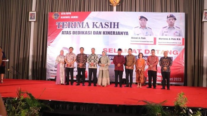 Ketua DPRD Provinsi Jambi, Edi Purwanto bersama Istri menghadiri pisah sambut Kepala Badan Pertanahan Provinsi Jambi, Jumat malam (20/1).
