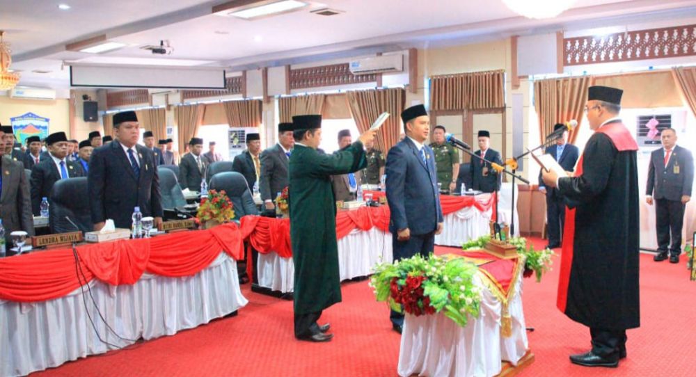  Tampak Yoshadi saat diambil sumpah jabatan sebagai Wakil Ketua DPRD Kota Sungai Penuh.