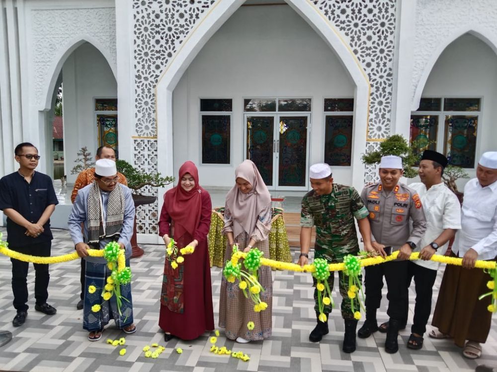 Pemotongan Pita Tanda peresmian Masjid As Syarif