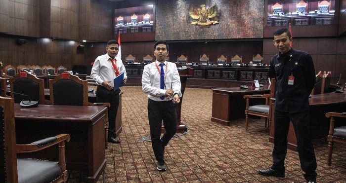 Eliadi Hulu (tengah) saat sidang di MK beberapa waktu lalu. (detikcom)
