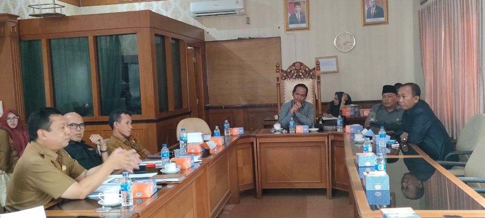 Pertemuan Komisi III DPRD Muarojambi dengan DLH dan PUPR