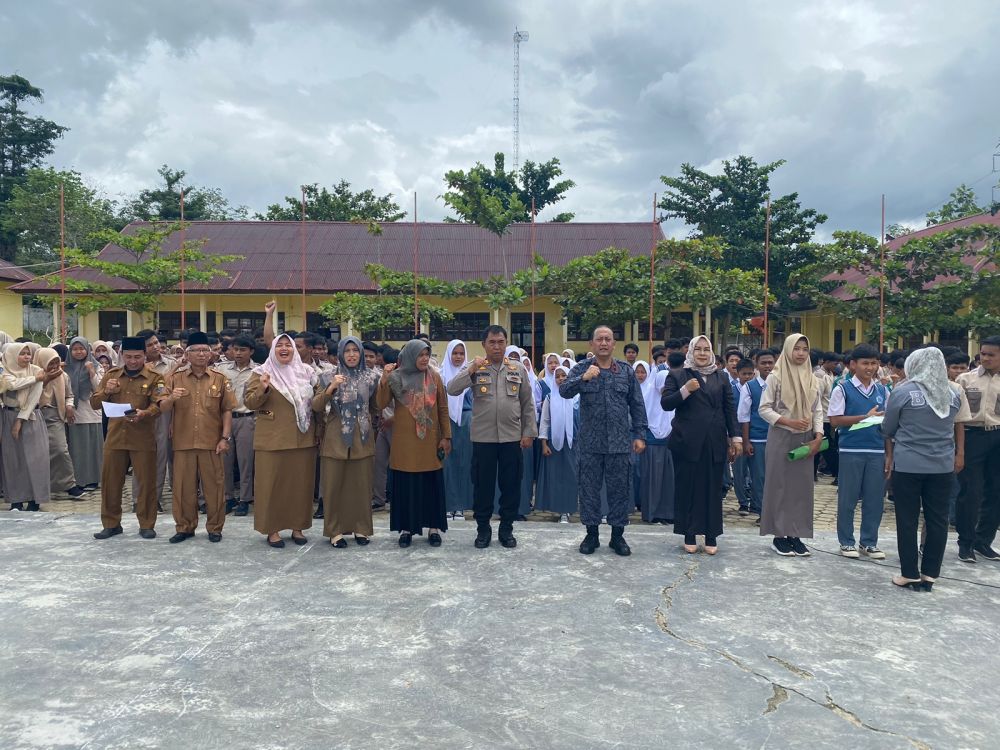 Kepala BNN Provinsi Jambi bersama Kasat Binmas, kaSatresnarkoba Polres Tebo dan seluruh Guru dan Siswa SMKN 1 Tebo saat pengucapan ikrar anti narkoba di SMKN 1 Tebo