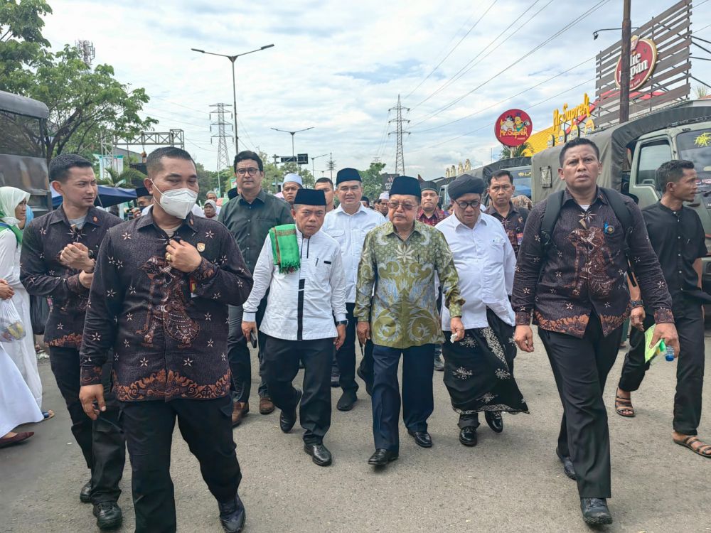 Al Haris berjalan menuju lokasi acara puncak peringatan satu abad NU sejauh lebih kurang 5 kilometer, tampak Wakil Presiden ke 10 dan ke 12 Jusuf Kalla 