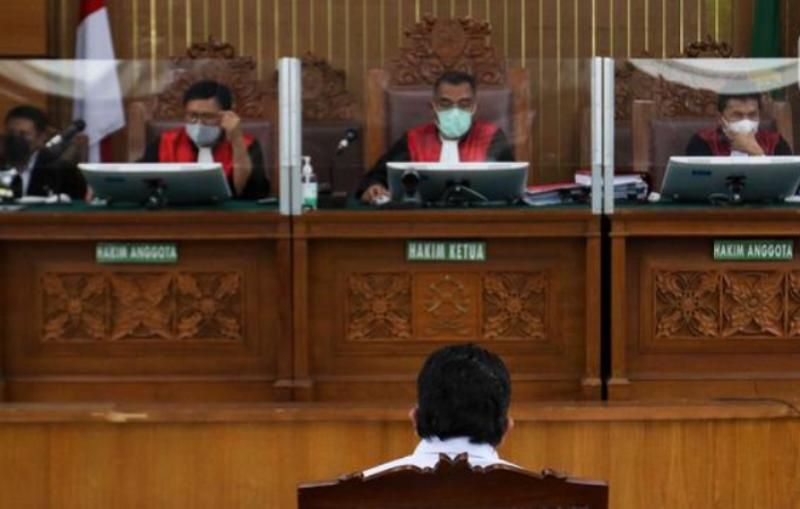 ketua majelis hakim, Wahyu Iman Santoso di ruang sidang Pengadilan Negeri Jakarta Selatan, Senin (13/2/2023).