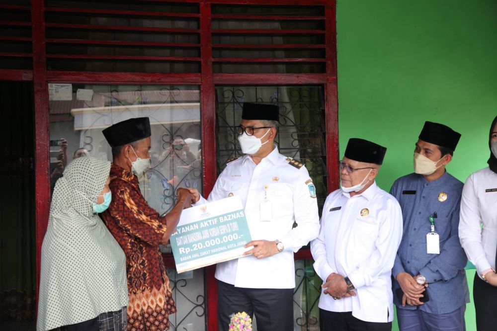 Fasha menyerahkan bantuan 