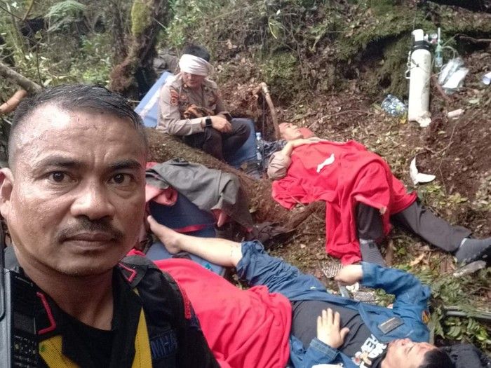 Tim SAR gabungan berhasil turun di TKP kecelakaan helikopter yang ditumpangi Kapolda Jambi Irjen Rusdi Hartono dan rombongan, Hutan Kerinci, Jambi.

