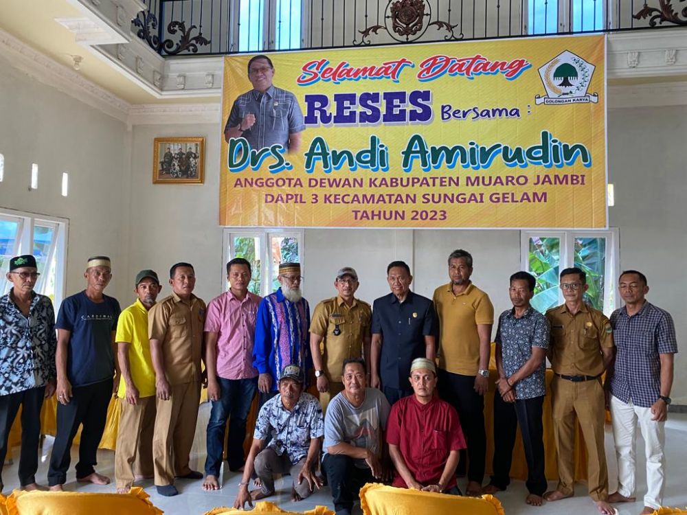 Andi Amirudin foto bersama warga