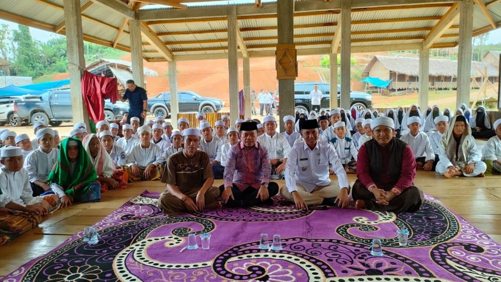 Gubernur Jambi, Wakil Bupati Bungo bersama pimpinan dan santri Ponpes Raudhatut Tholibin. 