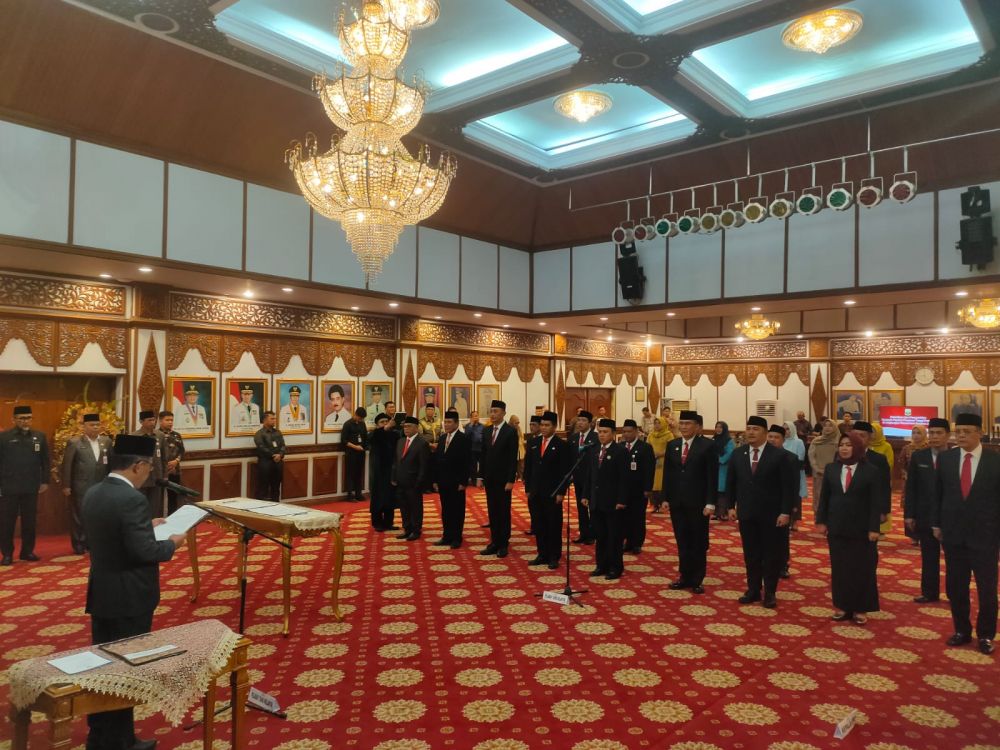 Wakil Gubernur Jambi, Abdullah Sani Lantik 17 pejabat eselon II Pemprov Jambi. 