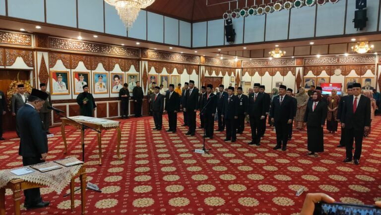 Wakil Gubernur Jambi, Abdullah Sani Lantik 17 pejabat eselon II Pemprov Jambi. 