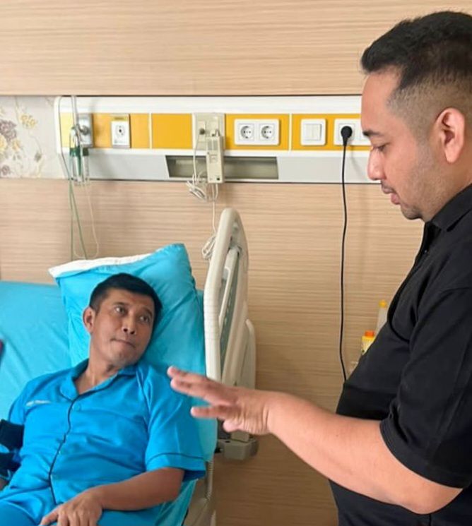 Wakil Ketua DPRD Provinsi Jambi Pinto Jayanegara saat membesuk Kapolda Jambi Irjen Pol Rusdi Hartono di Rumah Sakit