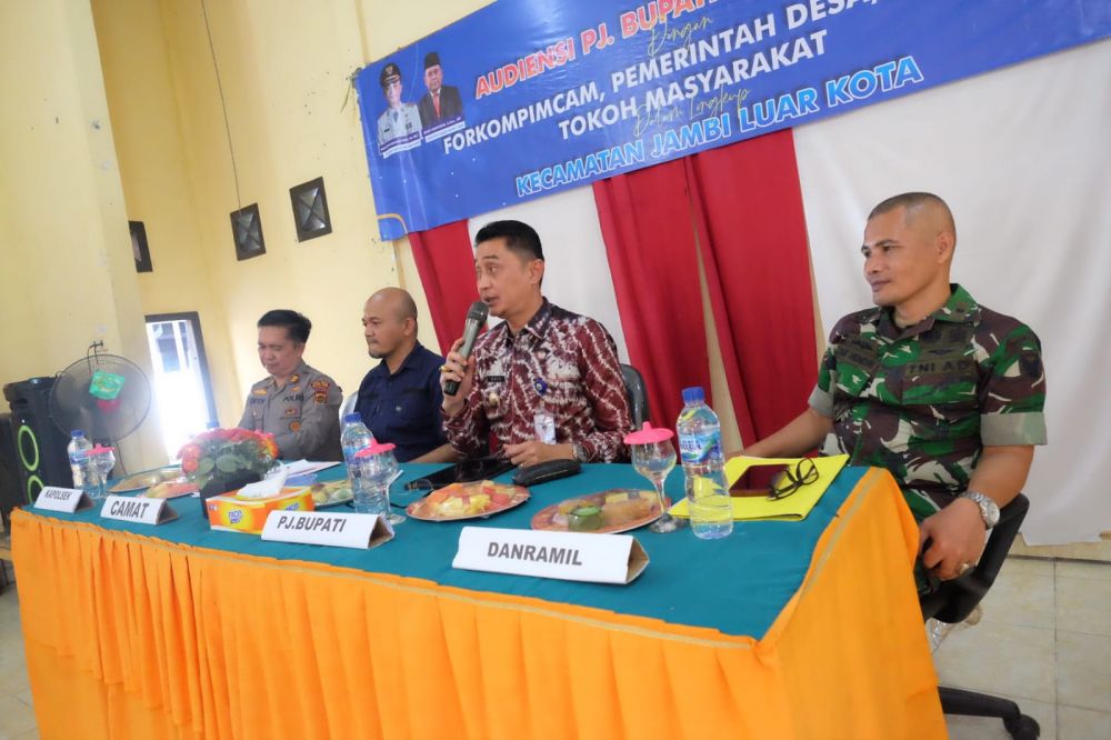 PJ Bupati menangapi pertanyaan warga 