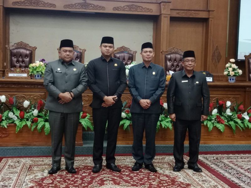 Pimpinan dewan, Sekwan Foto berasama Sekda
