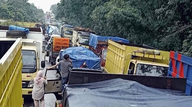 Kemacetan Ruas Jalan Nasional di Akibatka Angkutan Mobil Batu Bara belum lama ini