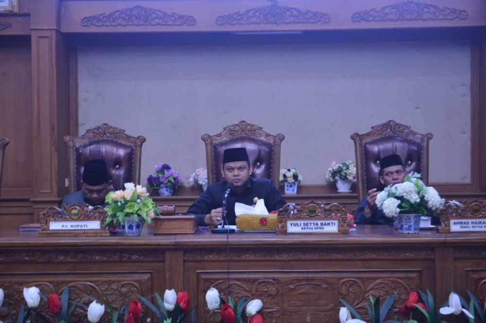 Ketua DPRD Yuli Setia Bhakti memimpin rapat paripurna.