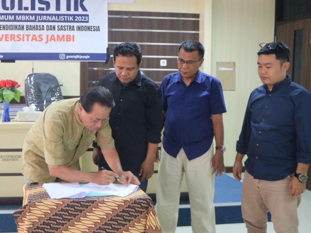Penandatanganan kerjasama antara Program Studi Pendidikan Bahasa dan Sastra Indonesia FKIP UNJA dengan media onlline radarjambi.co.id di ruang Aula Lab.FKIP Lantai III Universitas Jambi