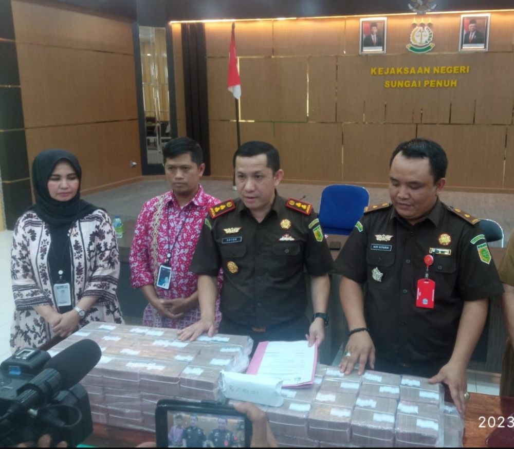 Kejari Sungai Penuh memperlihatkan uang yang dikembalikan.