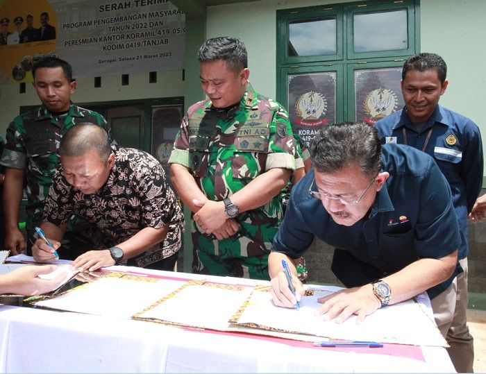 Penandatanganan berita acara serah terima program PPM dari PetroChina ke Pemkab Tanjab Timur.-
