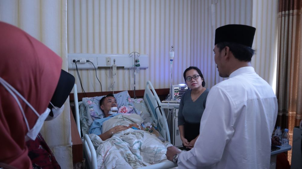 Ketua DPRD Edi Purwanto saat membesuk korban helikopter dirawat di RS Bhayangkari Jambi
Kategori: Parlemen