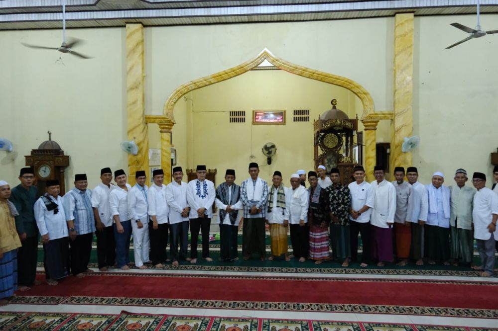 Wagub Foto bersama warga yang pengurus mesjid Akbar.