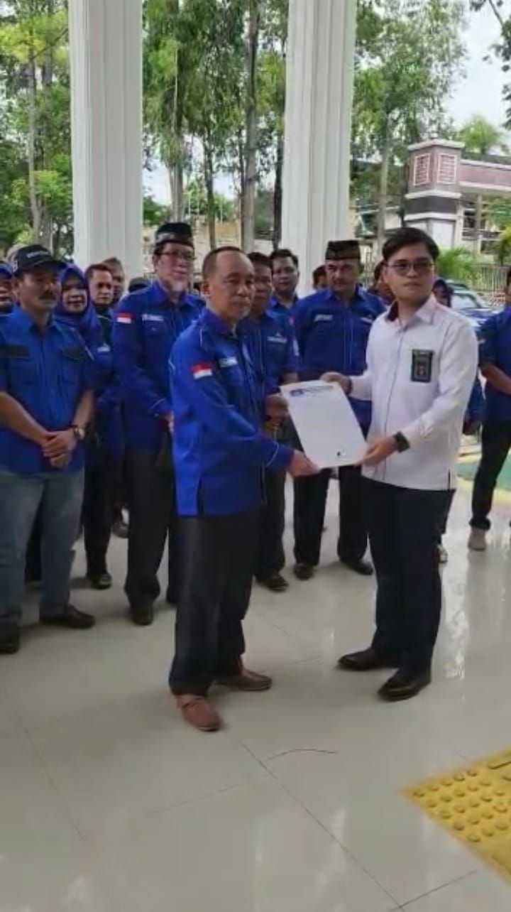 Ketua DPC PD Tebo, H. Harmain menyerahkan surat permohonan kepada PN Tebo