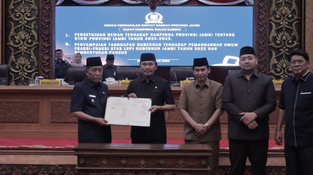 Pengesahkan Rencana Peraturan Daerah Rencana Tata Ruang Wilayah (Ranperda RTRW) Provinsi Jambi menjadi Peraturan Daerah.
