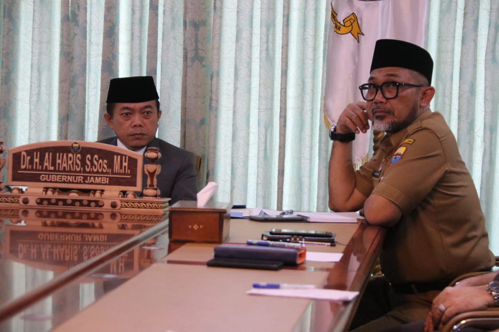 Gubernur Jambi Dr. H. Al Haris, S.Sos, MH dan Sekretaris Daerah (Sekda) Provinsi Jambi H. Sudirman, SH, MH beserta para OPD terkait mengikuti Rapat Pengendalian Inflasi Tahun 2023 melalui (via Zoom), bertempat Ruang Vidcom Rumah Dinas Gubernur, Senin (10/04/2023).