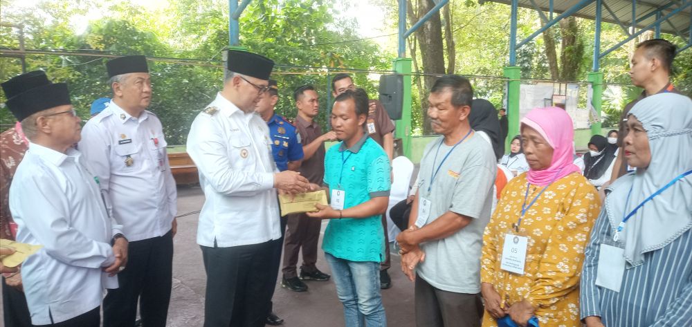 Wali Kota Fasha serahkan bantuan masyarakat miskin ekstrim