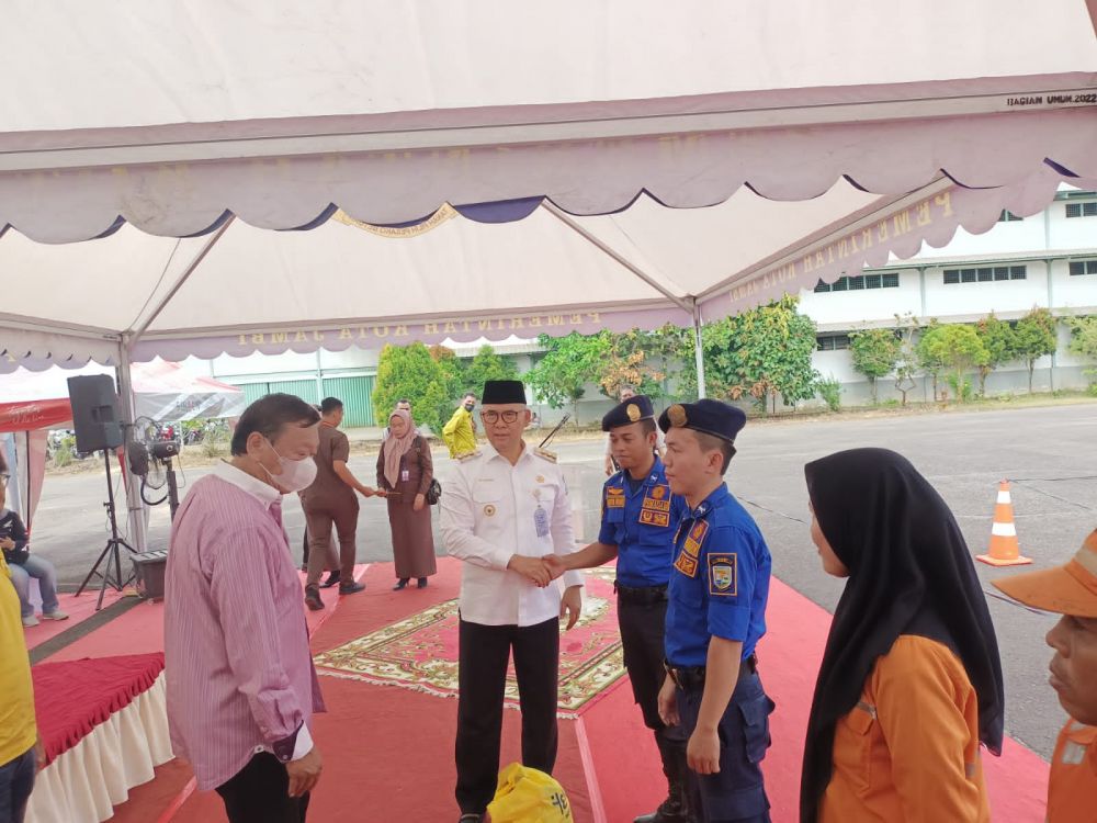 Fasha serahkan sembako kepada petugas Damkar