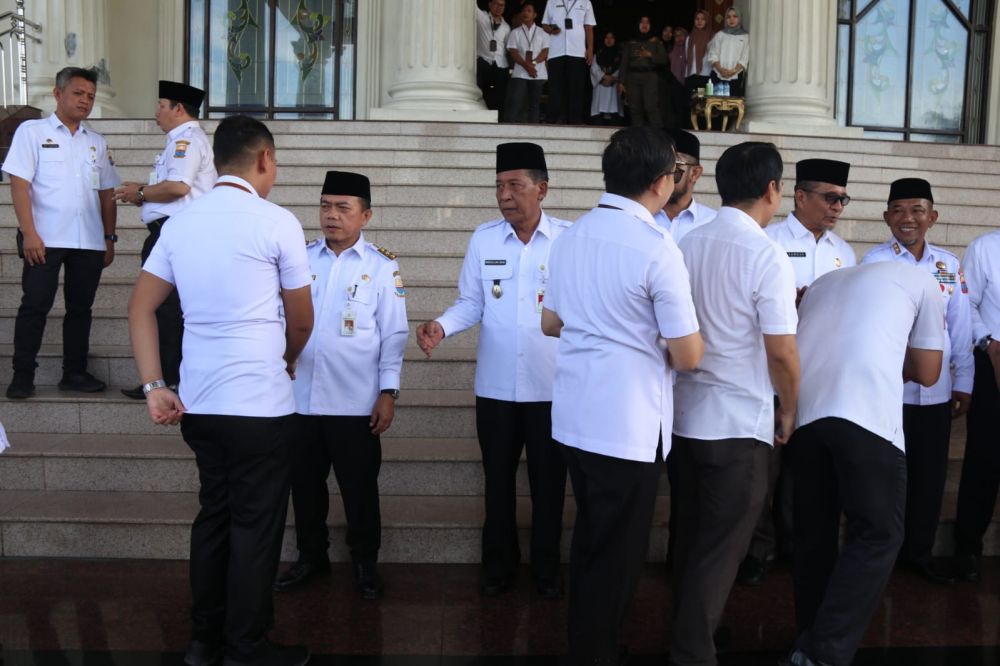 Gubernur dan Wakil Gubernur salam salaman dengan ASN Pemprov Jambi