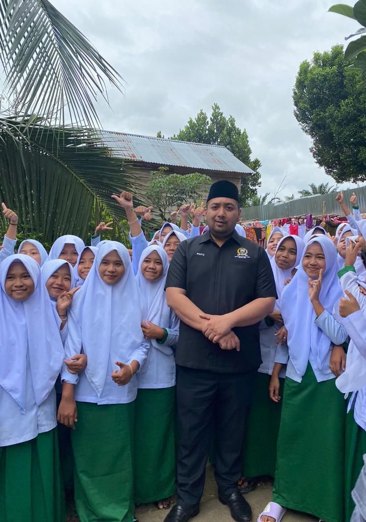 Wakil Ketua DPRD Provinsi Jambi Pinto Jayanegara bersama Anak Pelajar