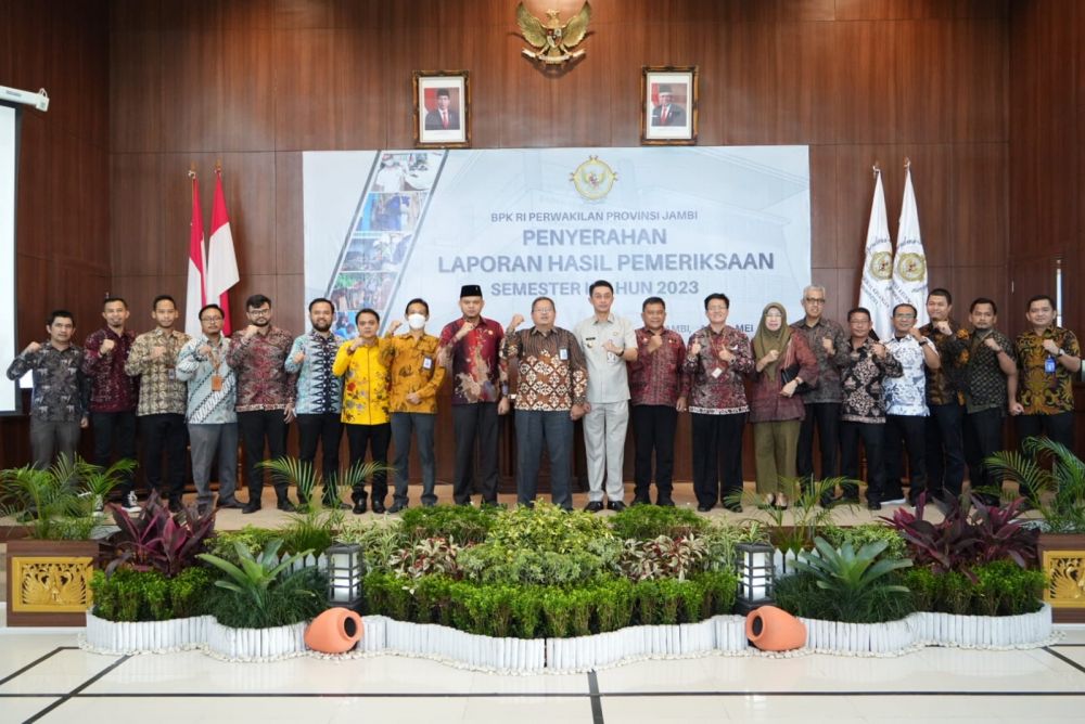 Kepala BPK RI Perwakilan Jambi foto bersama PJ Bupati Bachyuni Deliansyah dan Ketua DPRD Yuli Setia Bhakti.