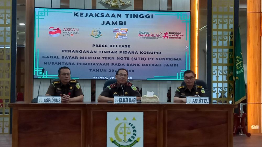 Kajati Jambi Elan Suherlan, didampingi Aspidsus dan Asintel di aula Kejati lantai 4, Selasa (09/05).