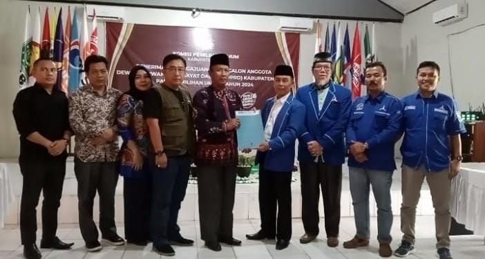 Ketua DPD PD Tebo, H. Harmain bersama rombongan mendaftarkan Bacalegnya ke KPU Tebo