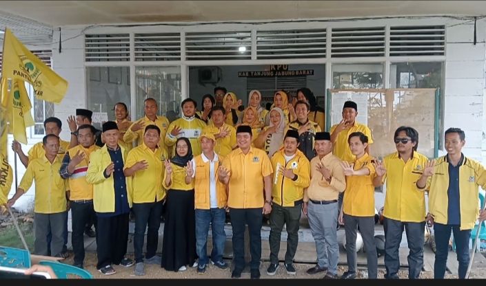 Photo bersama Bacaleg Partai Golkar Usai mendaftar di KPUD Tanjabbar
