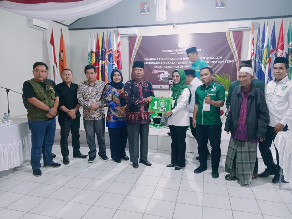 Ketua DPC PKB Kabupaten Tebo, Hj Eka Marlina menyerahkan berkas Bacaleg PKB ke KPU Tebo