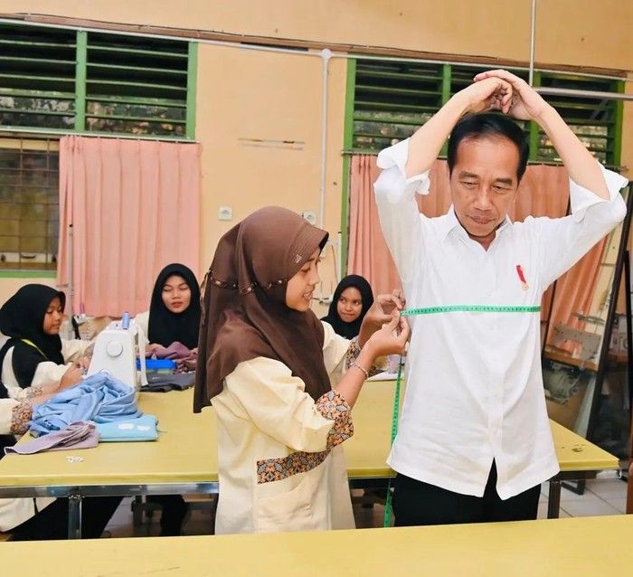 Momen Siswa Ukur Badan Jokowi untuk Kemeja