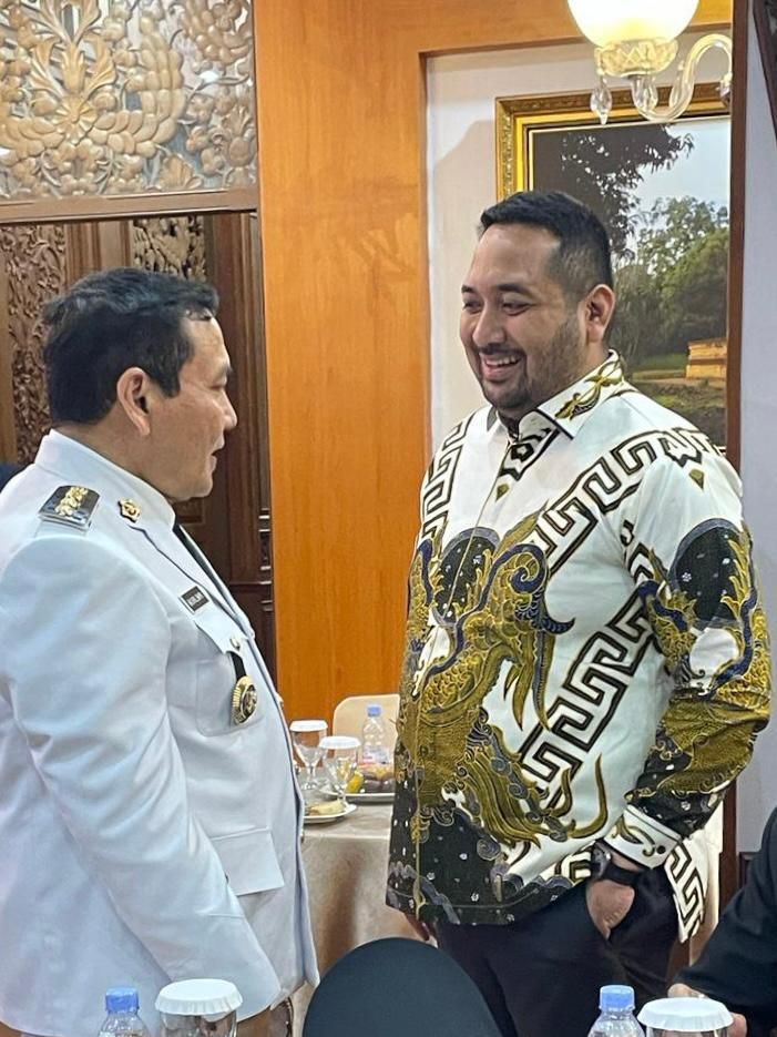 Wakil Ketua DPRD Provinsi Jambi Pinto Jayanegara saat sapa Pj Bupati Kabupaten Sarolangun yang baru dilantik. 