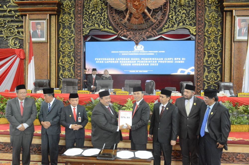 Ketua DPRD Edi Purwanto  saat menerima LHP  atas LKPD  Provinsi Jambi tahun anggaran 2022 dari BPK RI