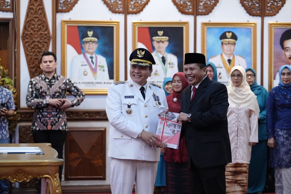 Henrizal dengan Bachril Bakri Pj Bupati Sarolangun yang baru di lantik Gubernur Jambi Al Haris