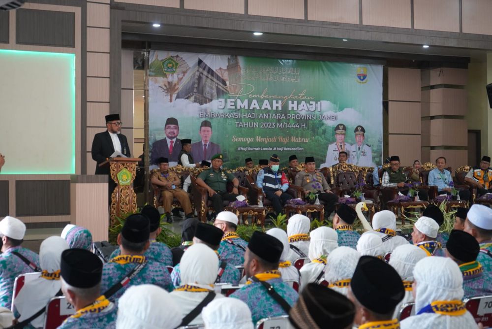 Pelepasan Pemberangkatan Jemaah Calon Haji Kloter 17 yang berasal dari Kabupaten Tanjung Jabung Barat Provinsi Jambi Musim Haji 1444 H/2023 M, bertempat di Asrama Haji Kota Baru Jambi, Senin, (05/06/2023).