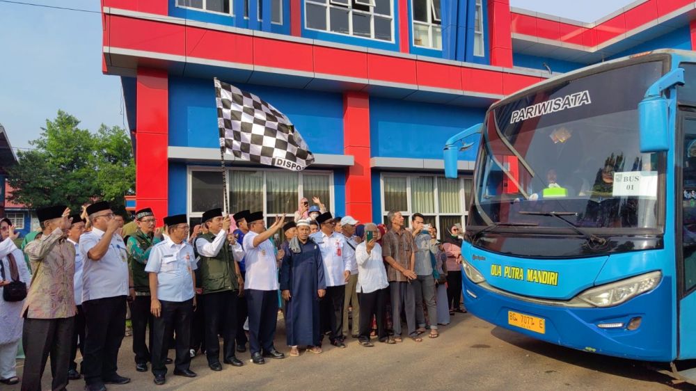 Wawako Maulana Melepas Calon Jemaah Haji Asal Kota Jambi