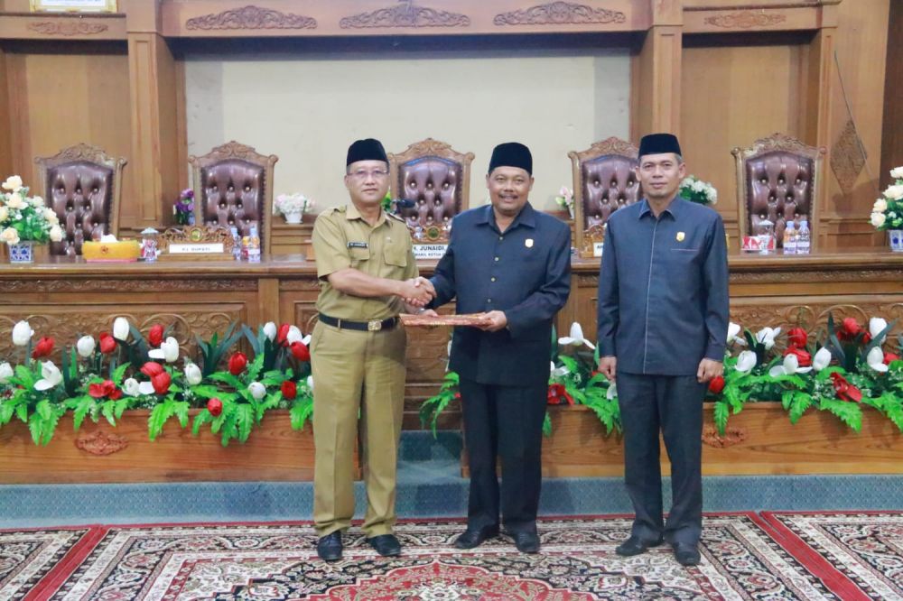 Penyerahan berkas pandangan fraksi